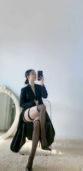 不系纽扣的女孩